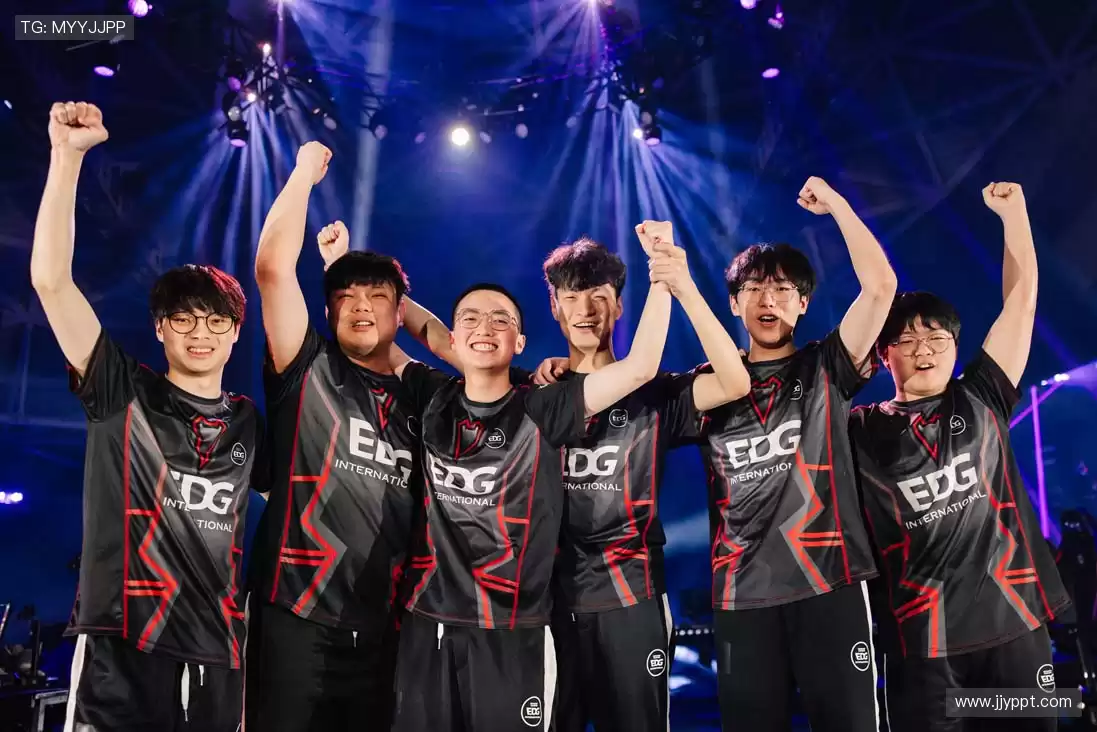 指尖掌控赛场，弹幕点燃激情！🎥